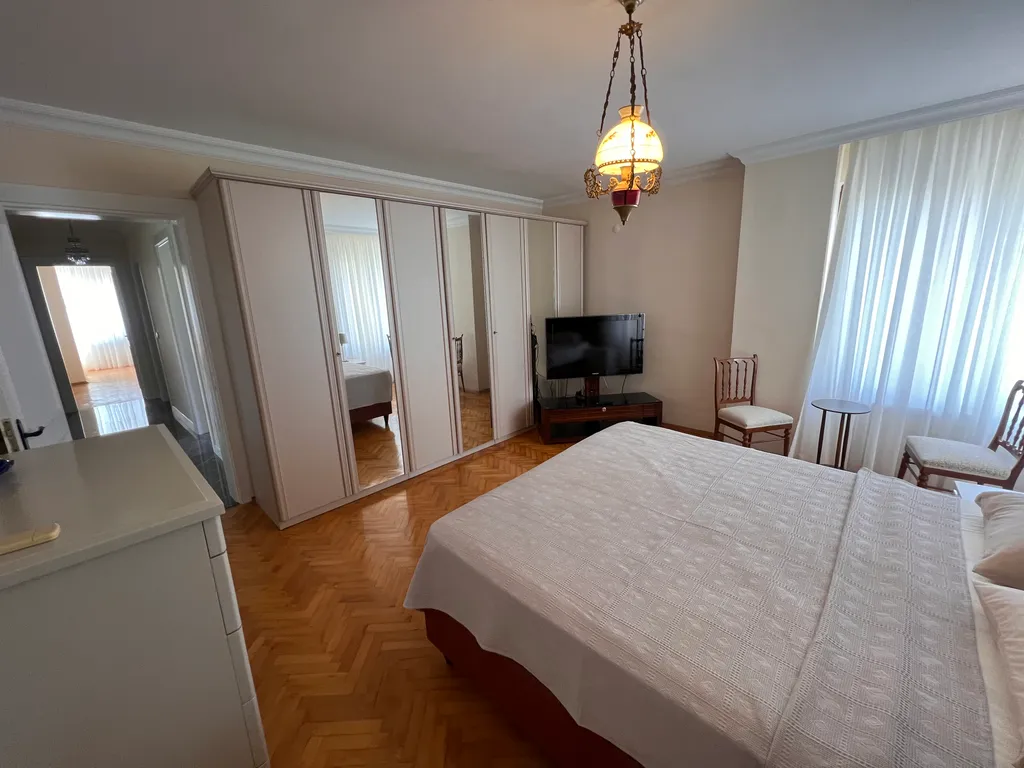 Spacious luxury waterfront flat