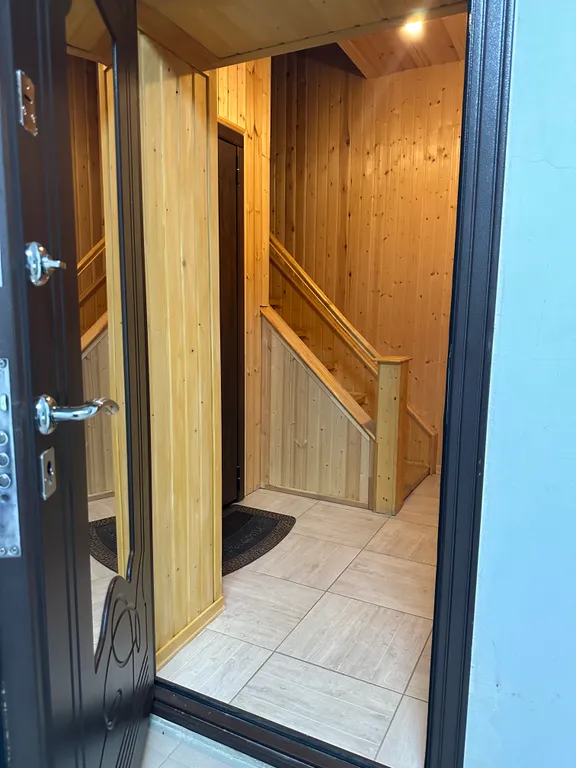 Уютная квартира на мансардном этаже с видом на горнолыжный склон, лес