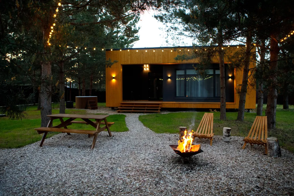 Дом с сауной и горячим чаном на участке с соснами