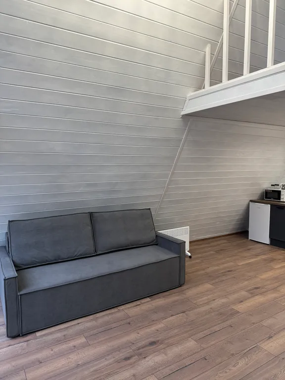 Домик афрейм в дубовом лесу