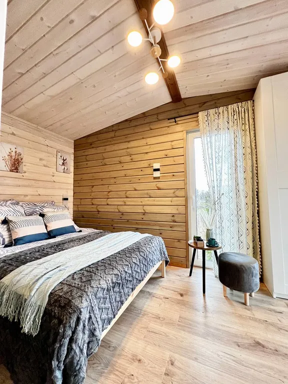 Уютный домик Karhumökki в окружении соснового леса и озер, у Игоры