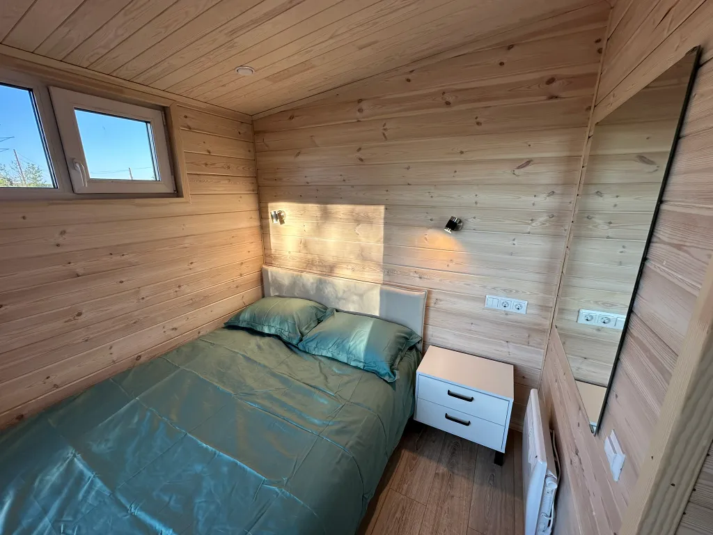 Современный дом на самом берегу реки