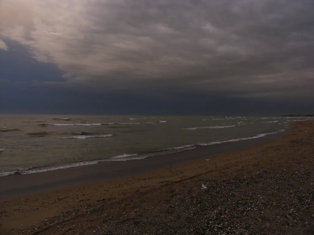 Небольшой дом на берегу Каспийского моря