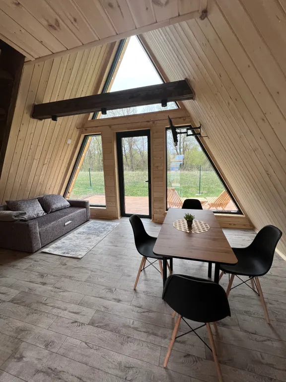 Треугольный дом на берегу реки