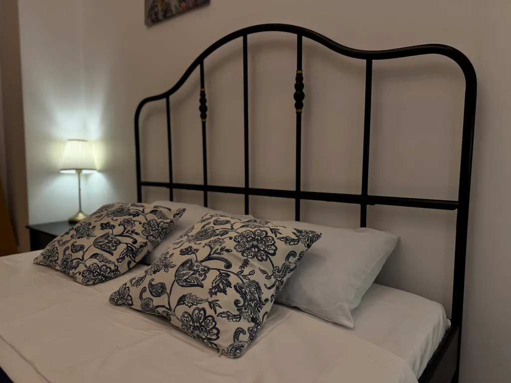 Отдельный двухместный номер в Ялте(Санузел и кухня общие)