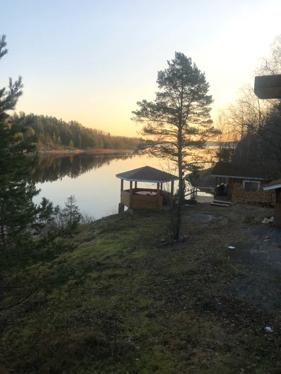 Большой уютный деревянный коттедж на самом берегу Ладожских шхер