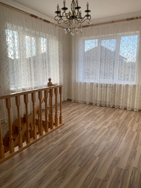 Двухэтажный дом с бассейном, верандой и видом на горы