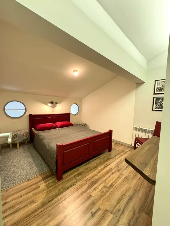 Двухуровневая квартира на набережной для большой компании