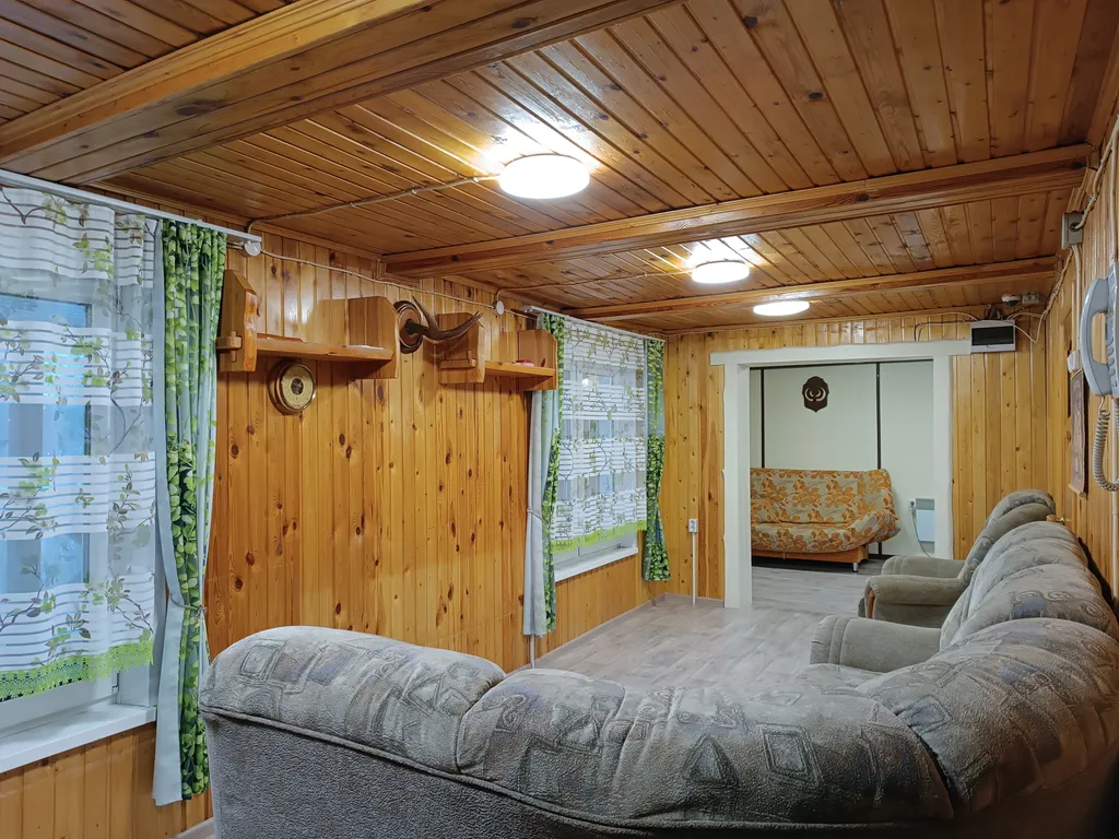 Уютный домик у реки