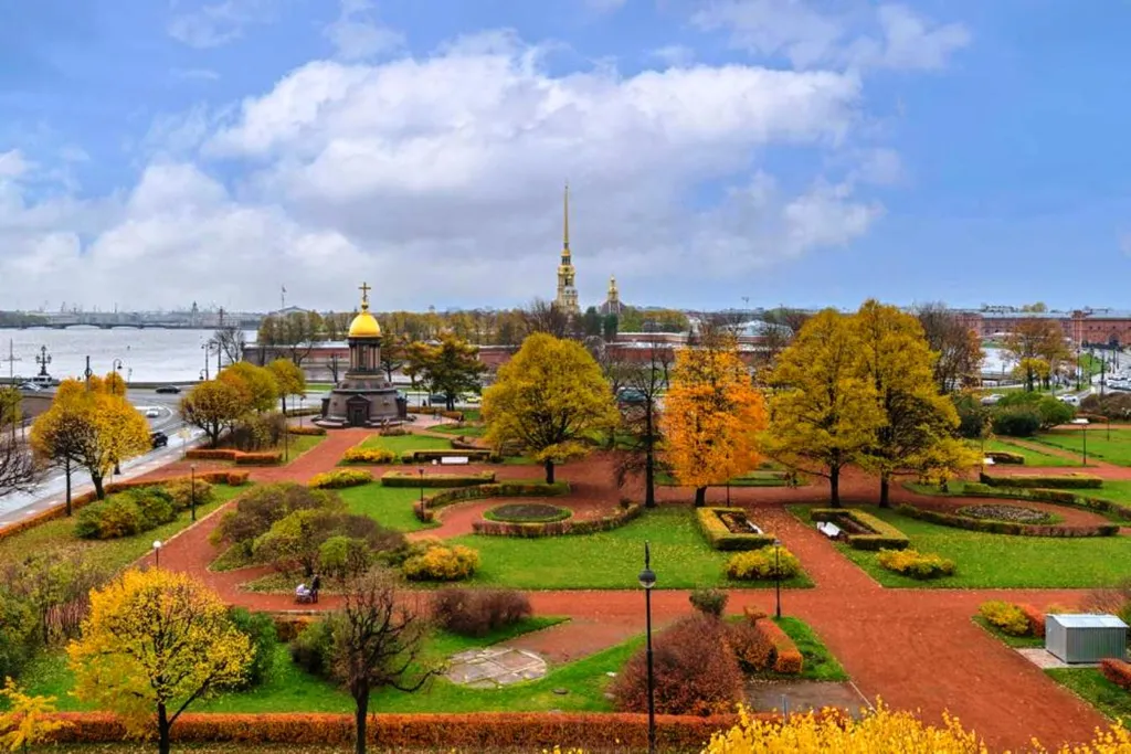 С видом на Неву в центре города