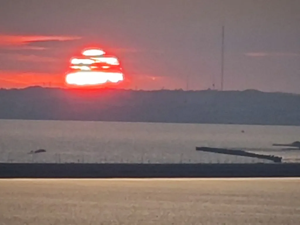 Уютная комната с видом на море