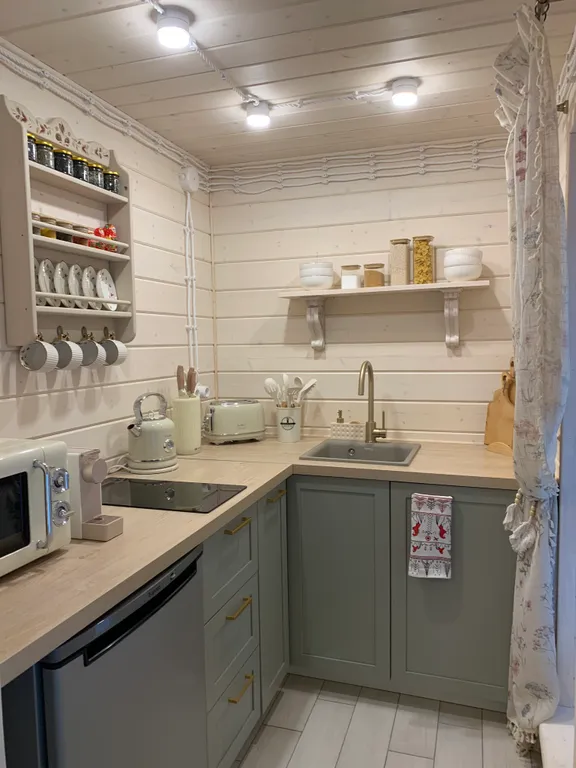 Красная Матрешка - глэмпинг в лесу