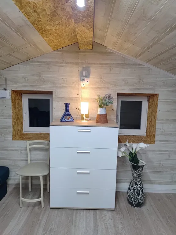 Дом с баней и пирсом на берегу пруда