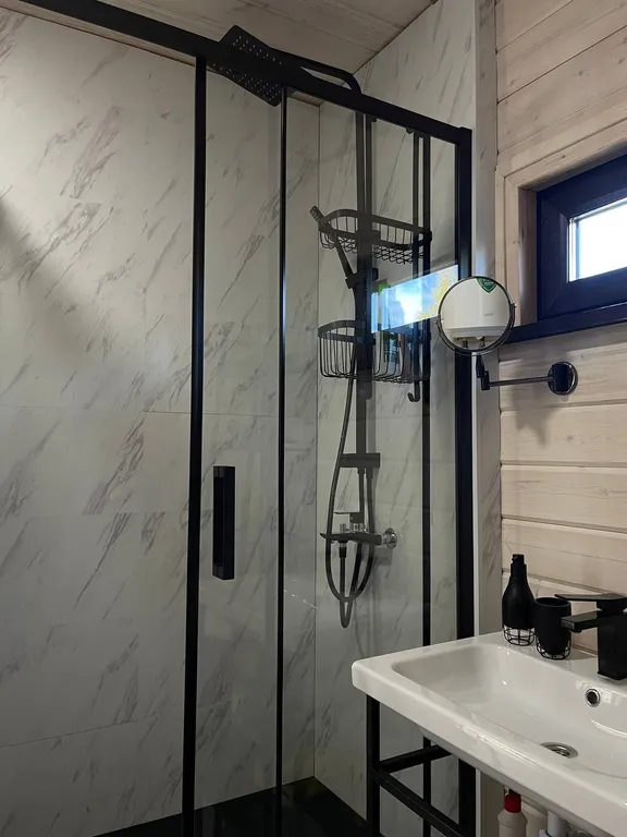 Треугольный дом Афрейм с видом на лес и подогреваемым бассейном