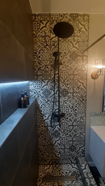 Просторная современная сталинка, в центре рядом с ресторанами и кафе