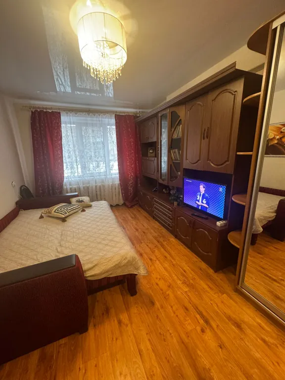 Не дорогая, без изысков, в центре