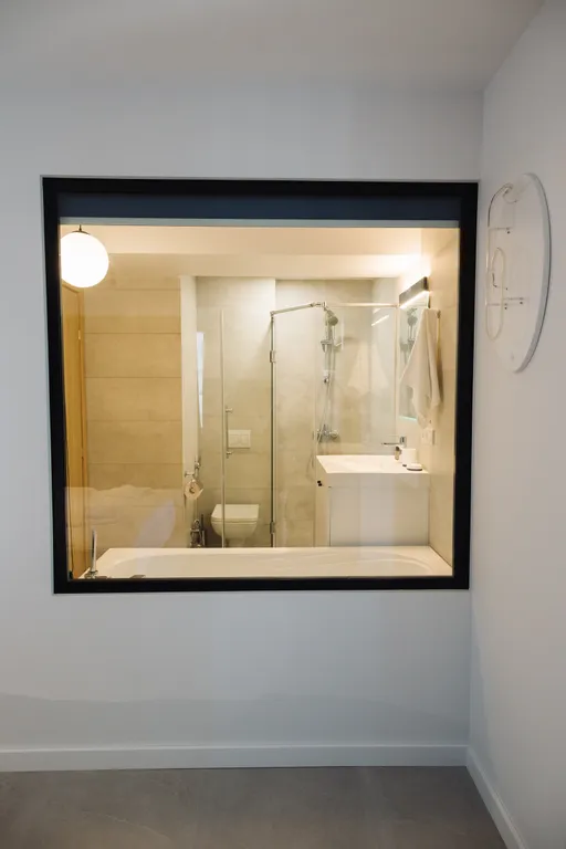 Апартамент с панорамной ванной рядом с морем