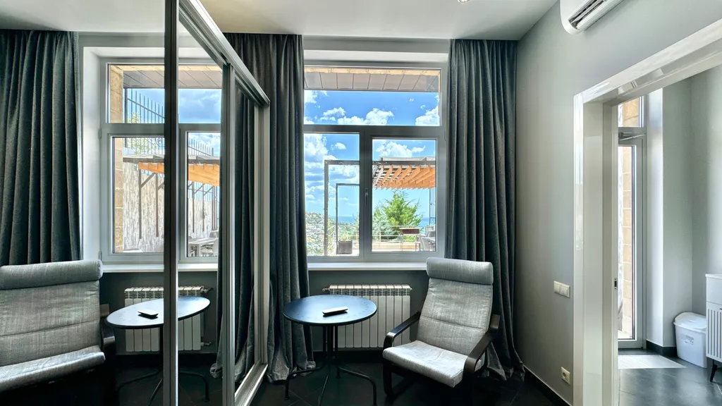 Дом с видом на горы и море