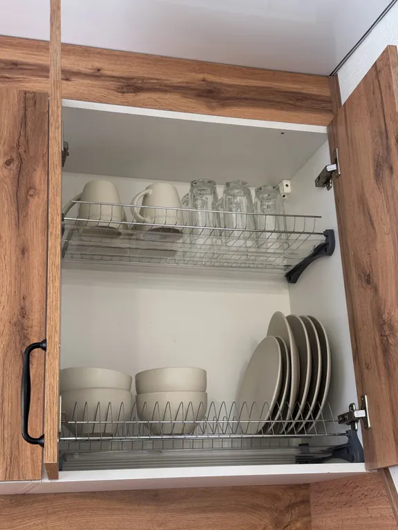 Просторная еврoдвушкa с светлой куxнeй-гocтинoй