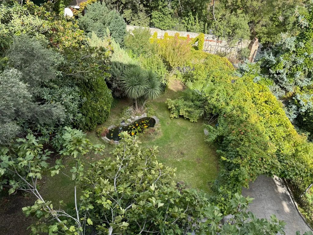 Солнце Ялты у моря с теплым бассейном