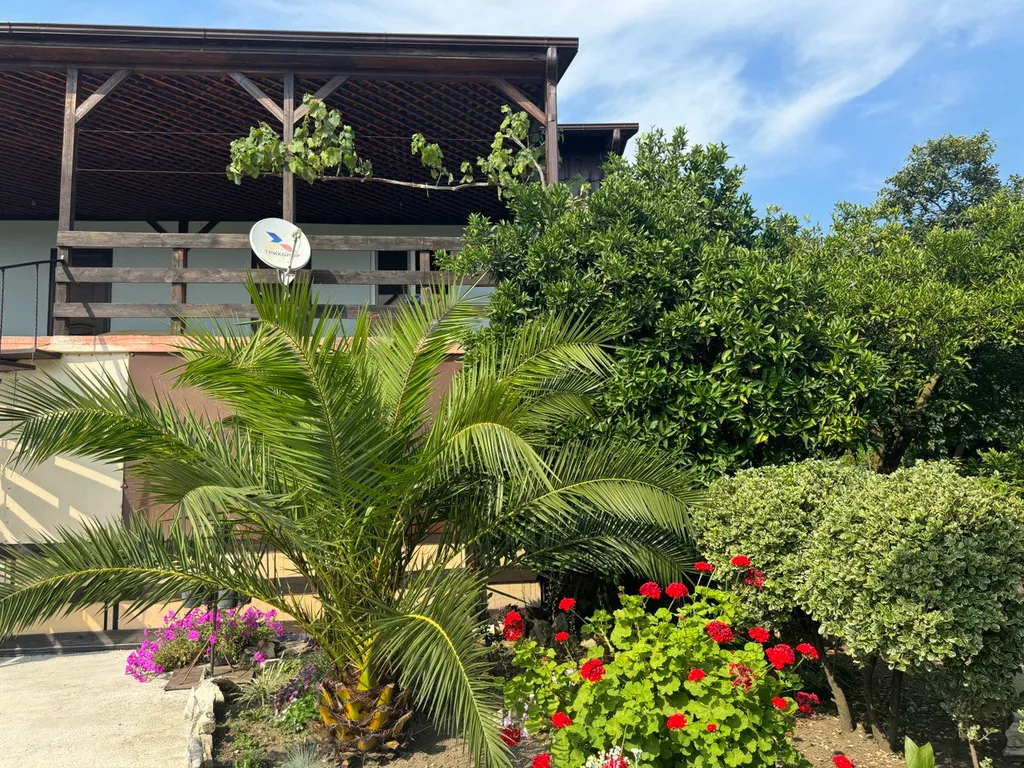 Уютный 2-х этажный коттедж в прекрасном саду