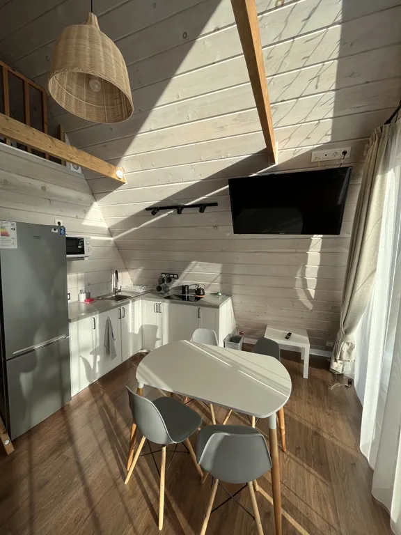 Уютный треугольный домик в лесу