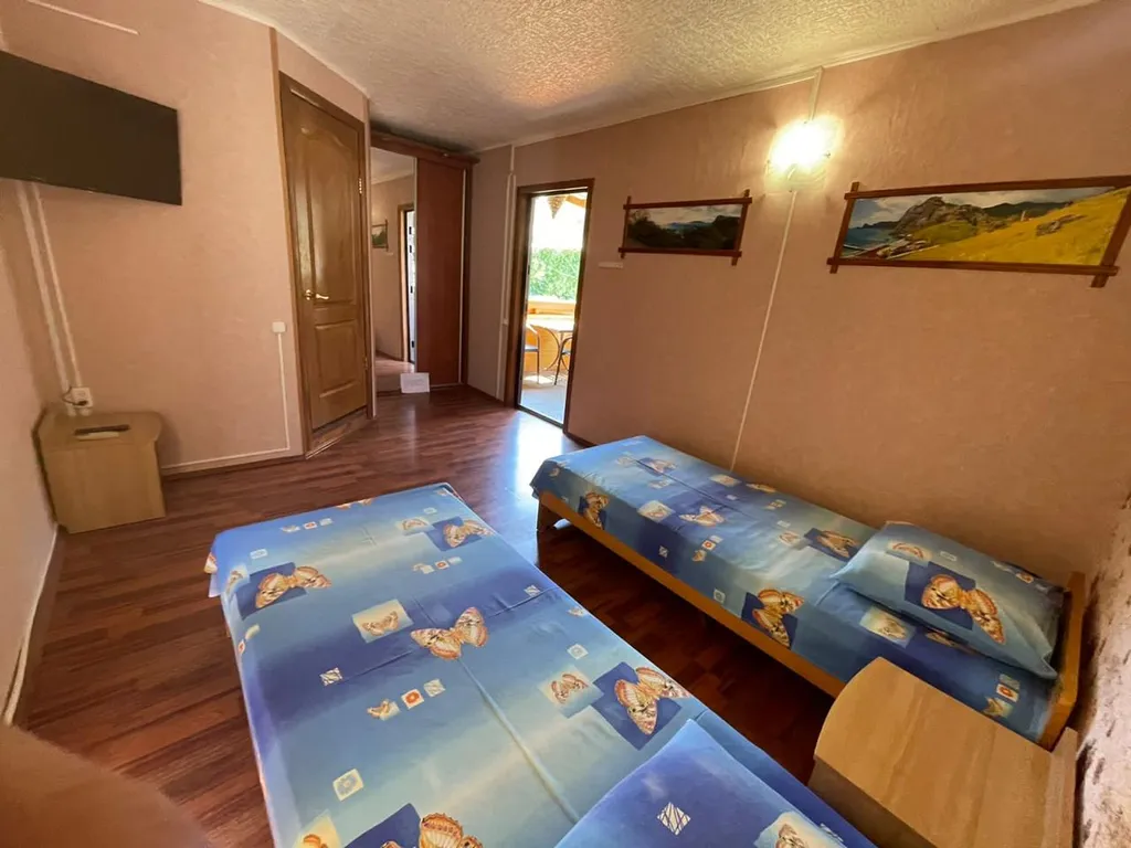 Двухэтажный коттедж с можжевеловым садом