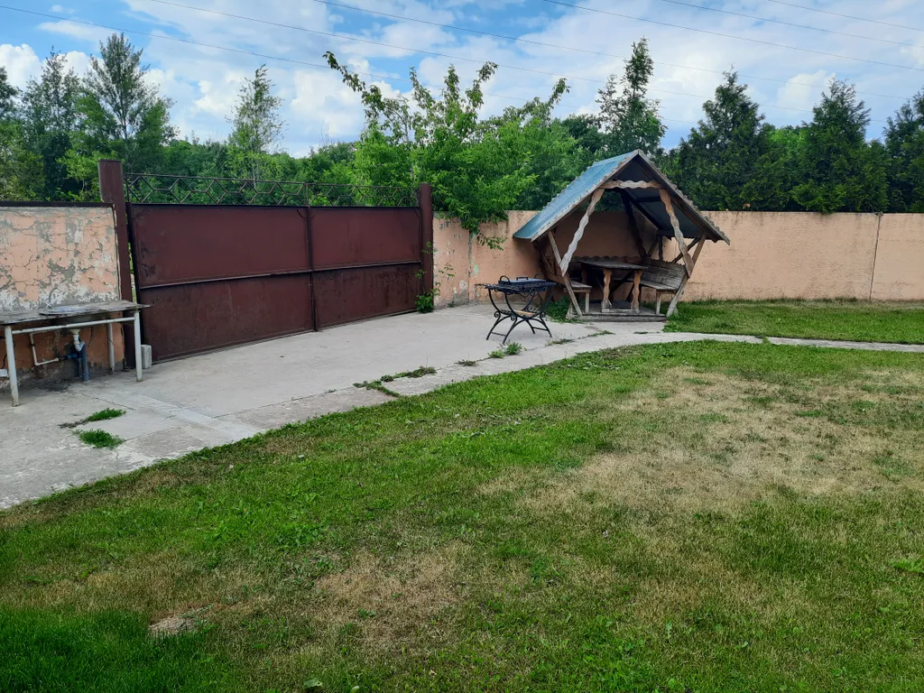 Дом с баней и бассейном