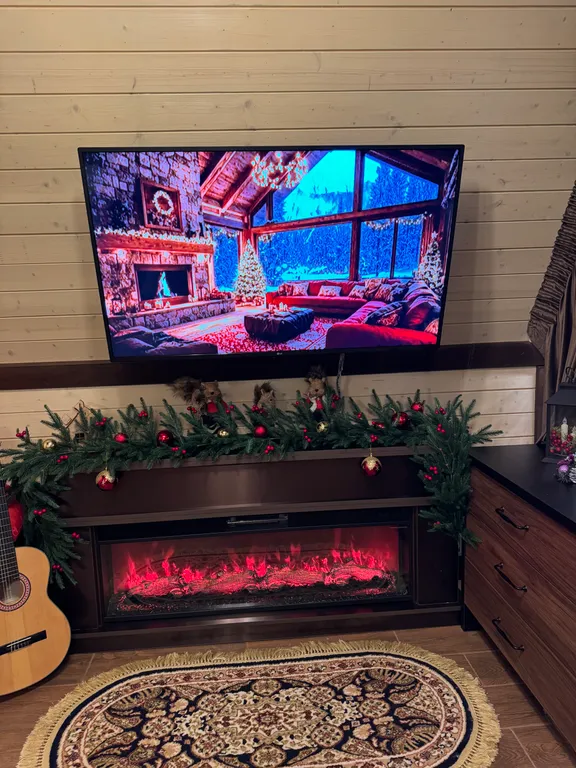 Сказочный дом в лесу с видом на горы