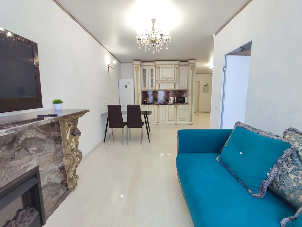 Современная уютная квартира с камином