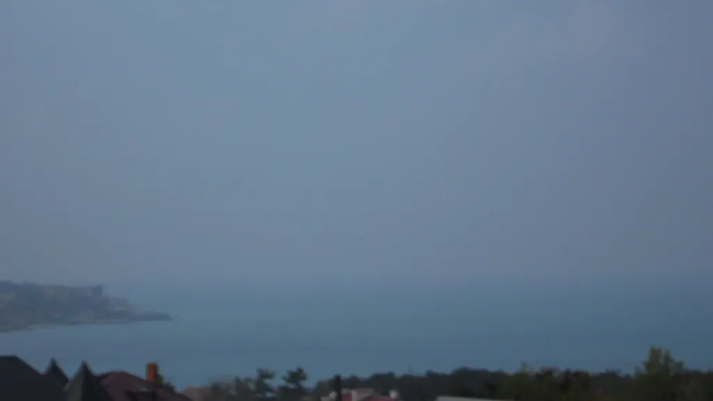 Уютная комната на мансарде с видом на море