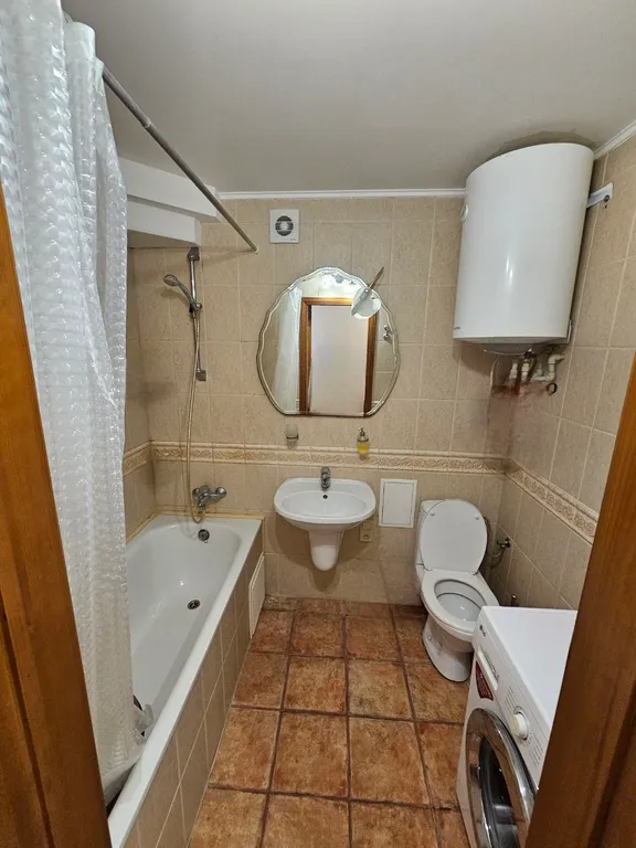 Красивая двухкомнатная квартира с парящей кроватью