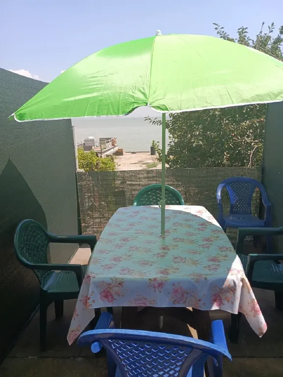 Двухкомнатный номер с балконом с видом на море в 20м от него