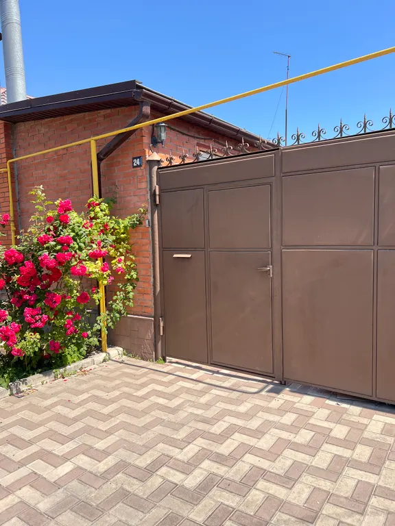 Дом с парковкой во дворе