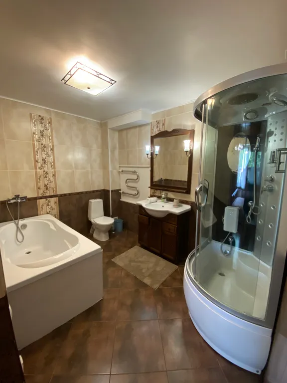 Уютный дом с камином в центре