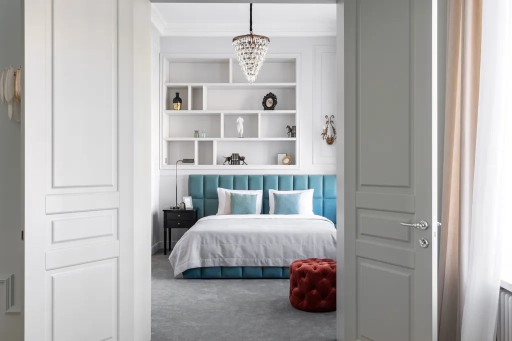 Проcтоpныe 4-к апартaменты c прекpaсным видом нa Hевcкий пpocпект