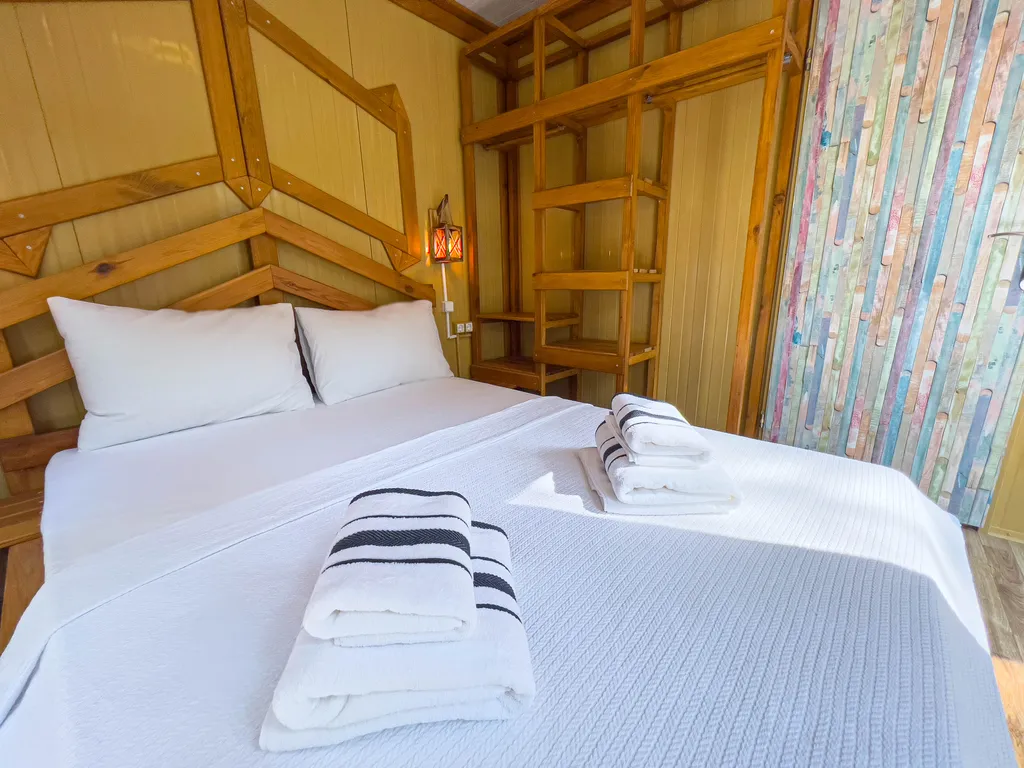 Бунгало в сосновом лесу на берегу Средиземного моря, Турция