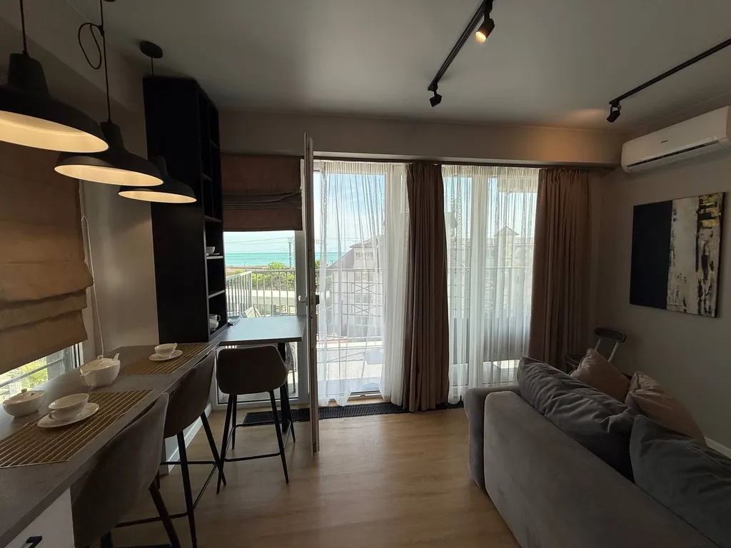 У моря: стильная евротрешка с двумя балконами и видом