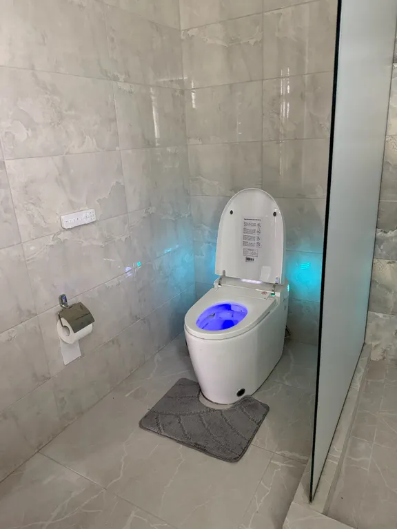 Уютный дом на берегу реки