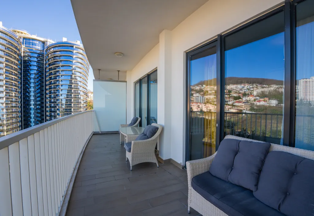 Трёхкомнатные апартаменты с видом на море и город