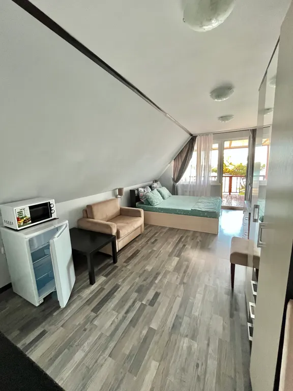 Студия с видом на море и часовню