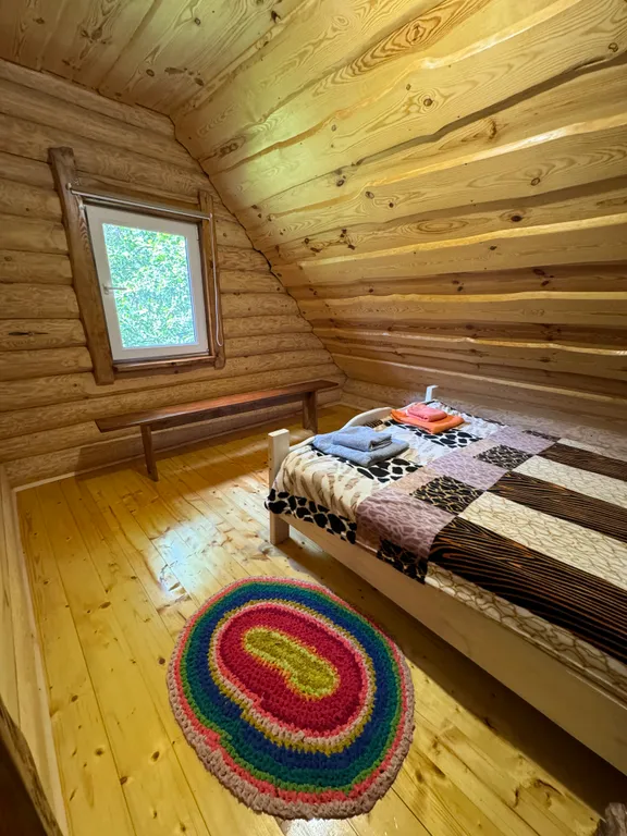 Деревянный дом в лесу рядом с рекой