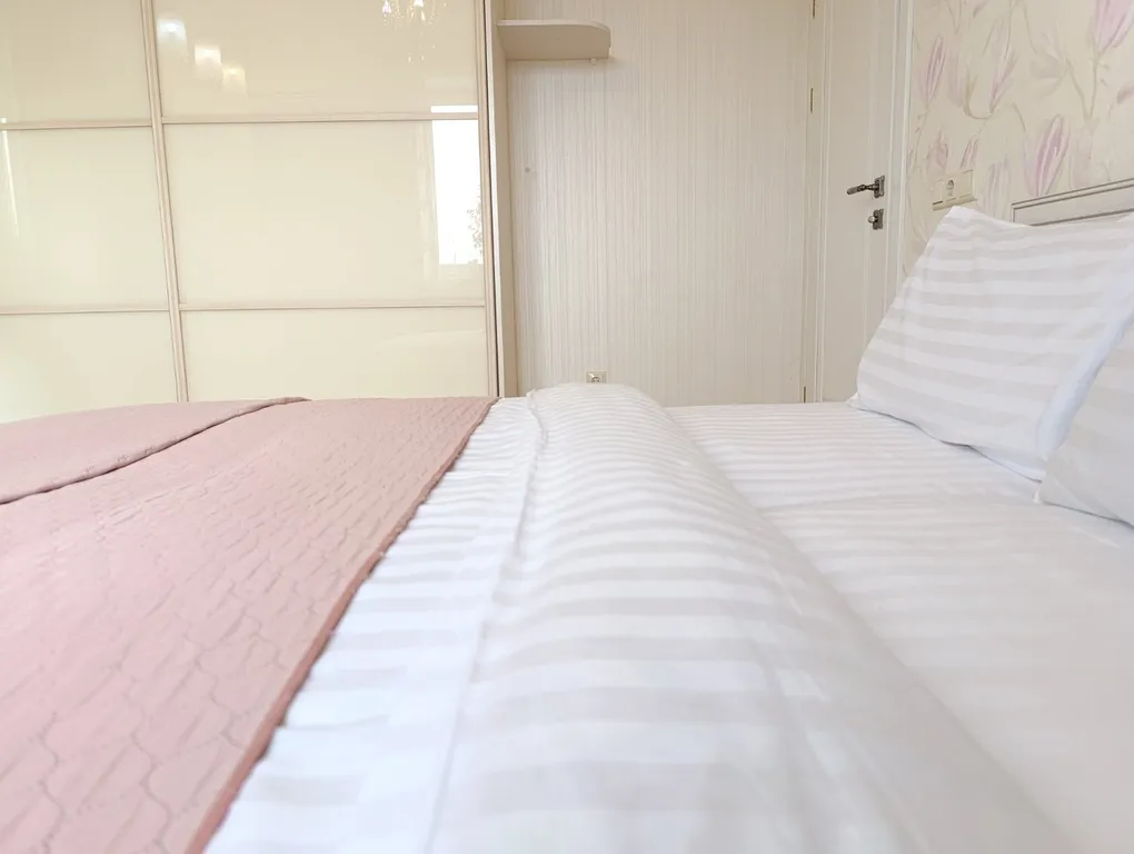 Светлая трёхкомнатная квартира у метро, 4 станции до центра, парковка