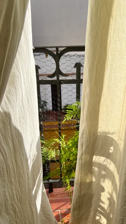 Уютная комната с балконом в центре