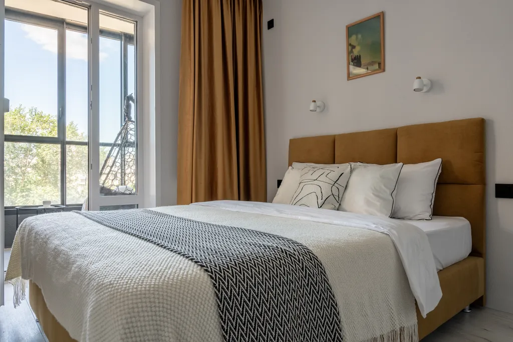 Светлая квартира с креслом на балконе — аренда посуточно в Екатеринбург