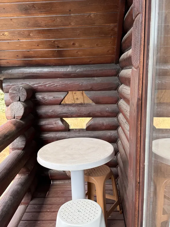 Деревянный домик возле моря