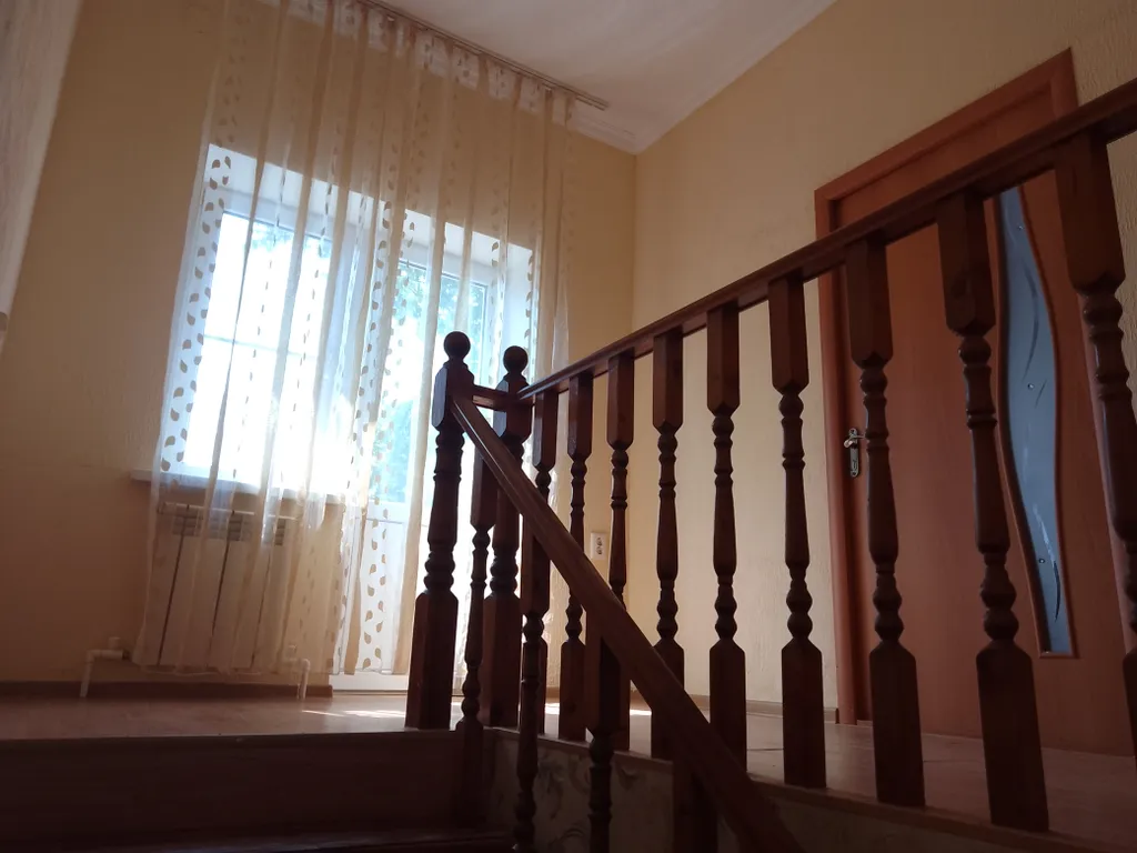 Уютный дом в пригороде с видом на море