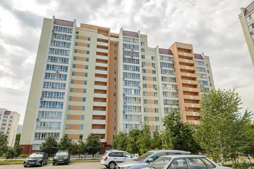 Тихий двор в центре города, своя парковка