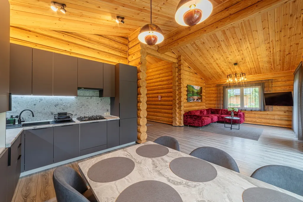 Уютный дом на берегу большого озера