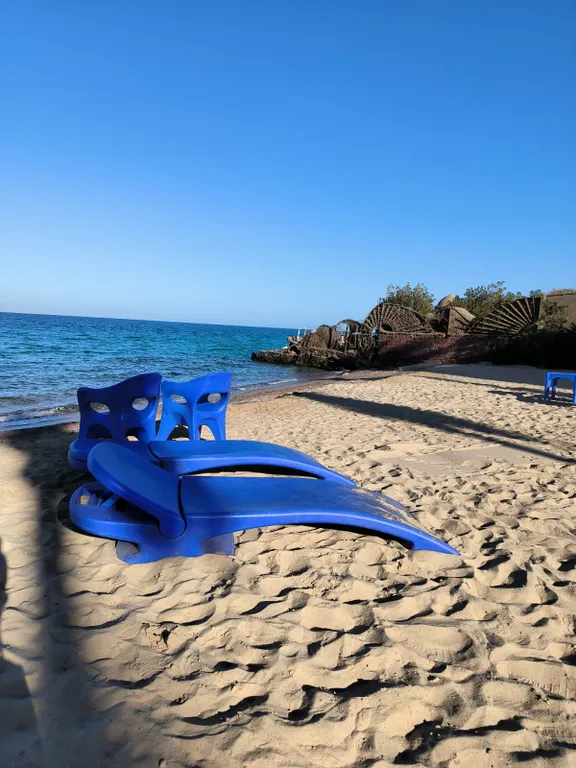 Уютная студия в терракотовом цвете на берегу моря, первая линия